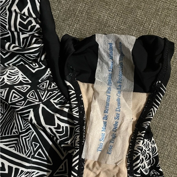 Merona One-Piece Swimsuit Black & White Geometric ADJ Straps Size Medium NWOT - Picture 3 of 5